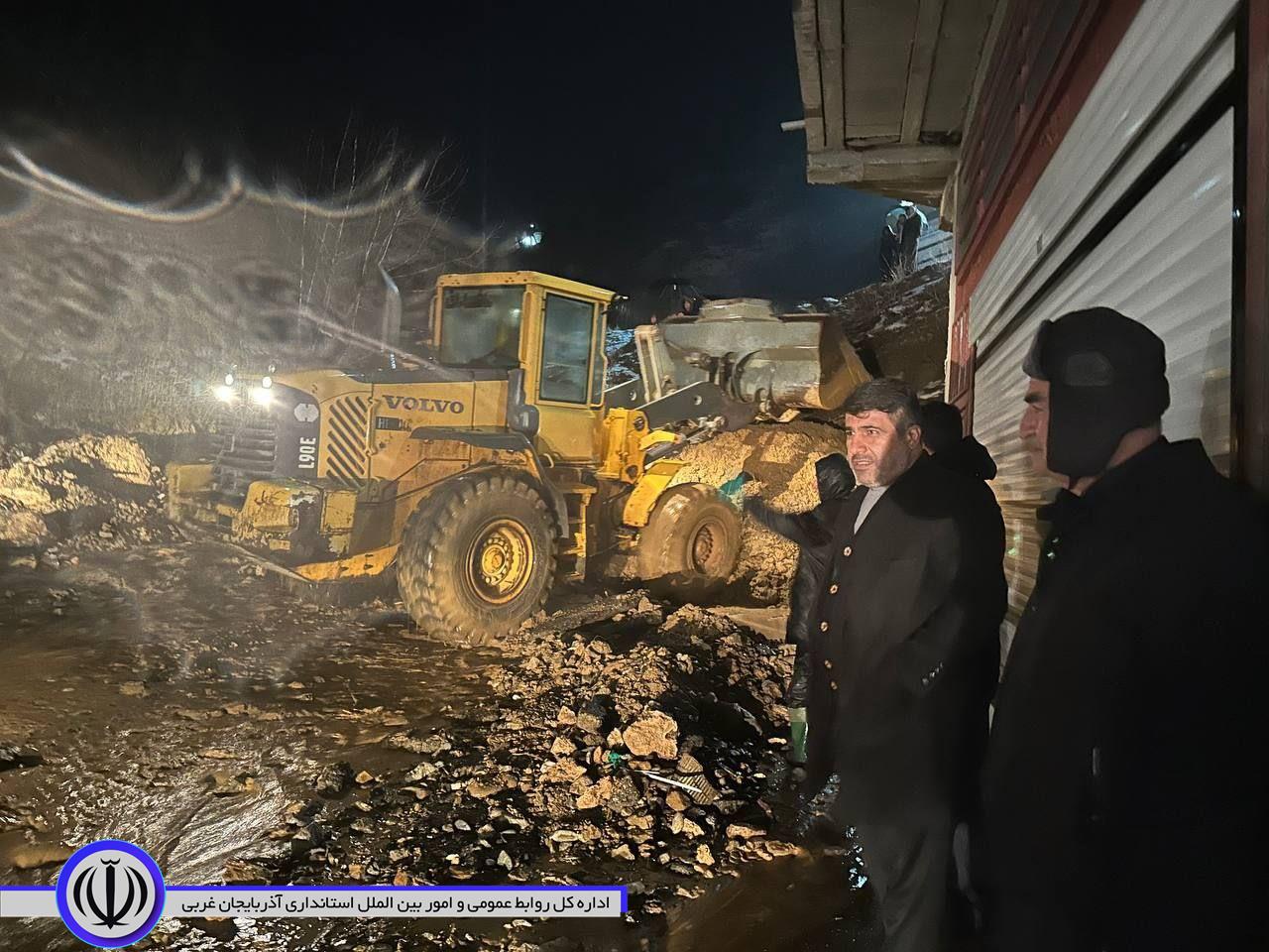 بازدید شبانه و میدانی فرماندار میرآباد به همراه شهردار از نقاط سیل زده شهرمیراباد