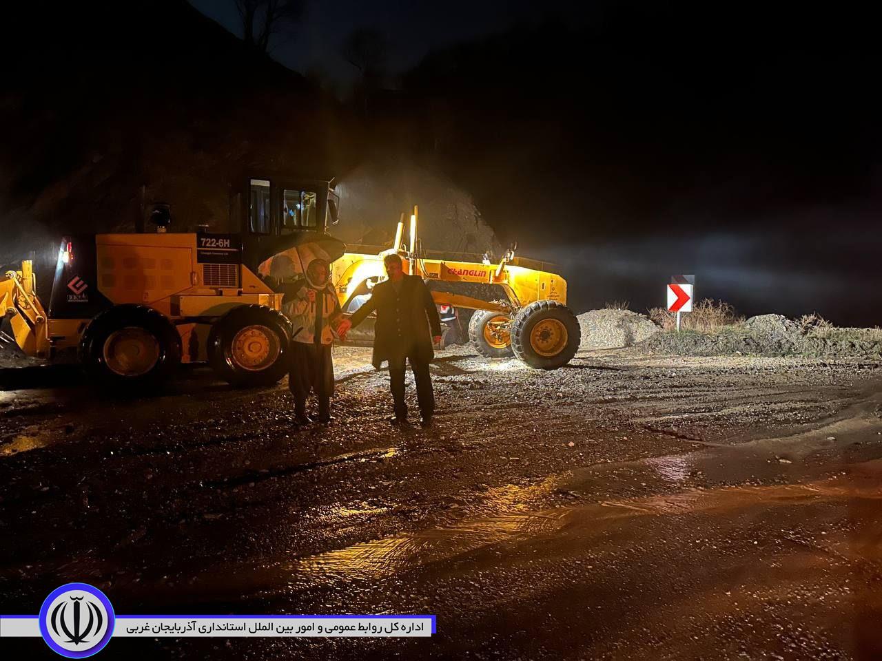 بازدید شبانه و میدانی فرماندار میرآباد به همراه شهردار از نقاط سیل زده شهرمیراباد