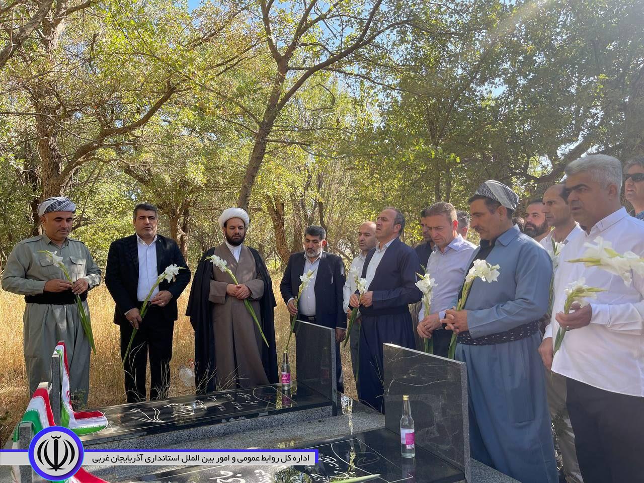 مزار شهداء شهرستان میرآباد به مناسبت هفته دولت غبار روبی و عطر افشانی شد