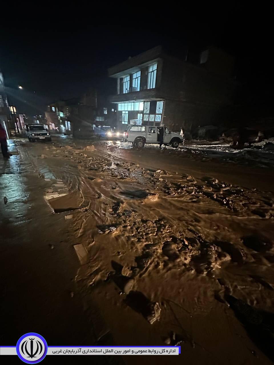 بازدید شبانه و میدانی فرماندار میرآباد به همراه شهردار از نقاط سیل زده شهرمیراباد