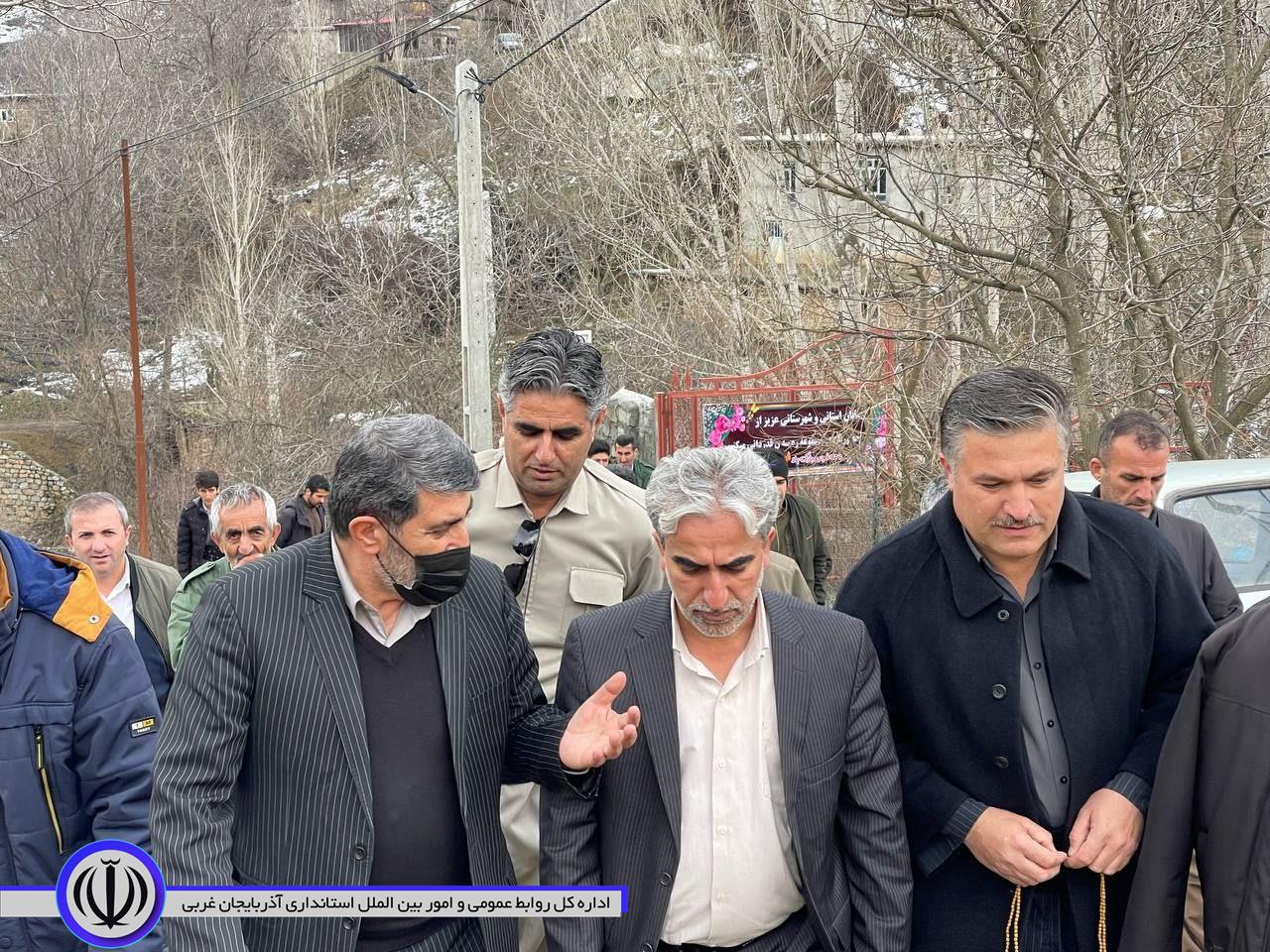 بررسی مسایل و مشکلات مدرسه روستای مزرعه با بازدید معاون فرماندار میرآباد