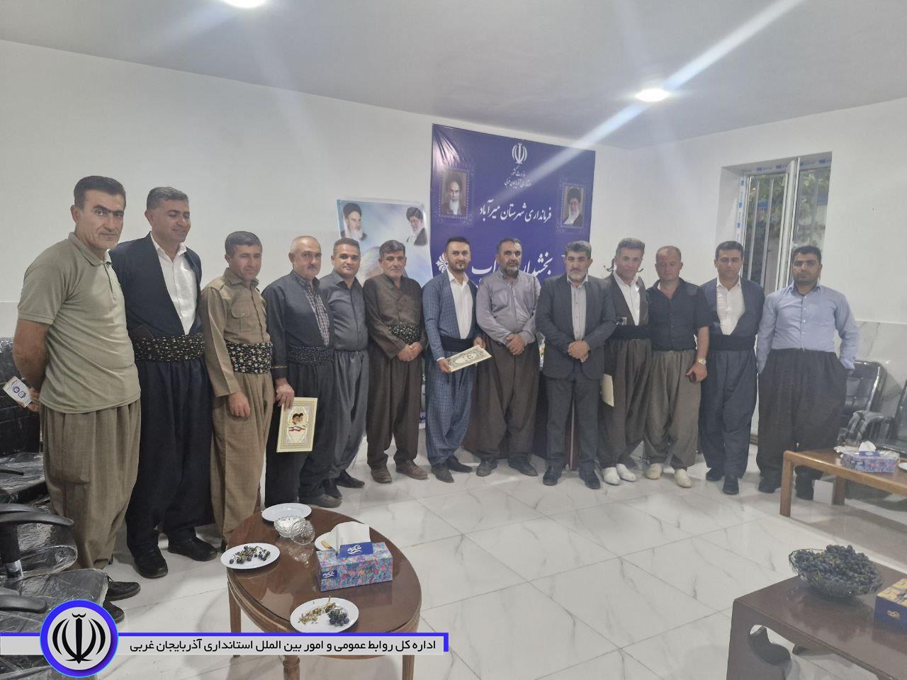 نشست هم اندیشی سرپرست بخشداری زاب با جمعی از خیرین، شورا و دهیار، انجمن اولیا و مدیر مدرسه ابتدایی روستای واوان