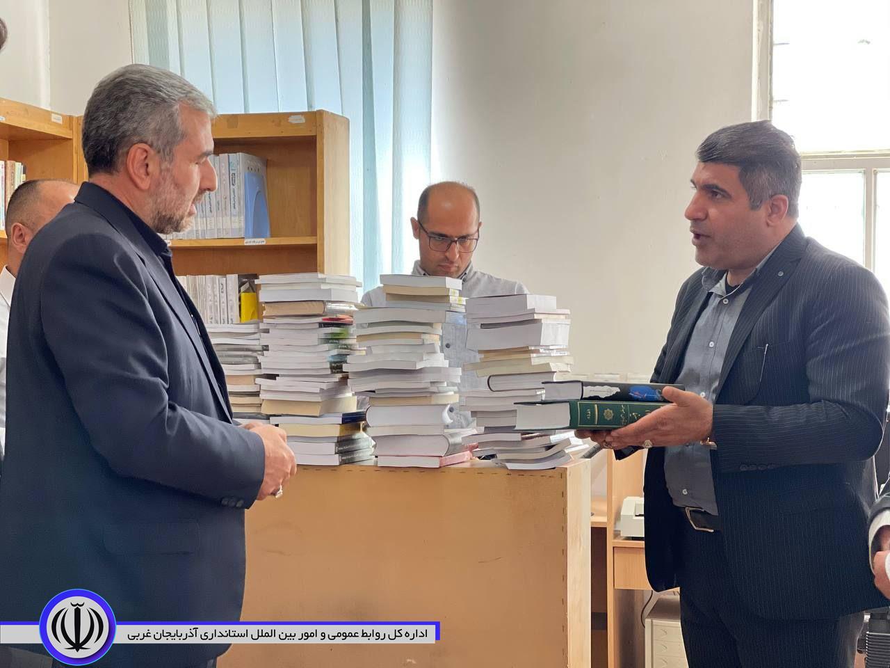بازدید فرماندار میرآباد و مدیر کل فرهنگ و ارشاد اسلامی آذربایجان غربی از کتابخانه عمومی شهر میرآباد