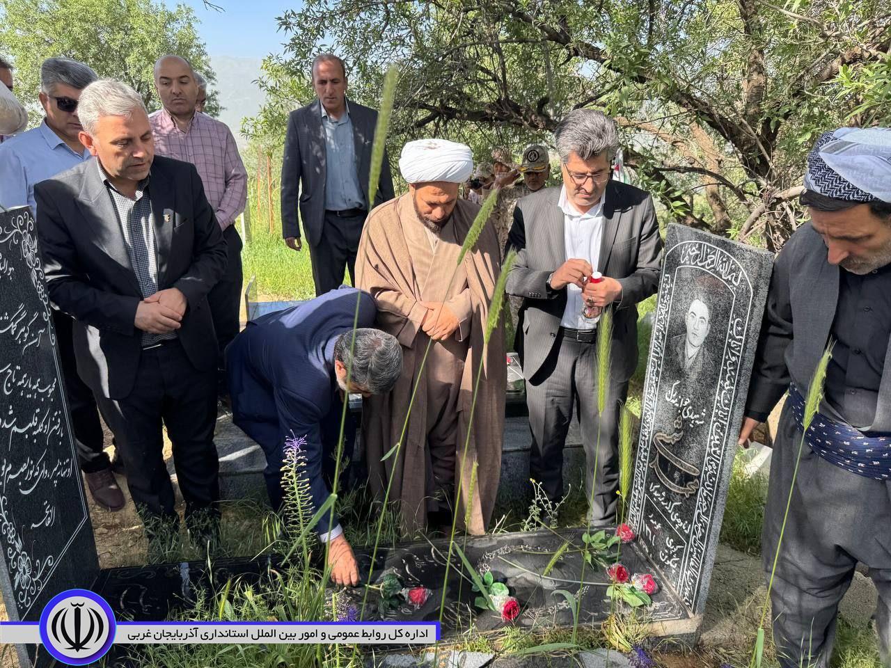 غبار روبی و عطر افشانی مزار شهدای روستای نیزه شهرستان میرآباد